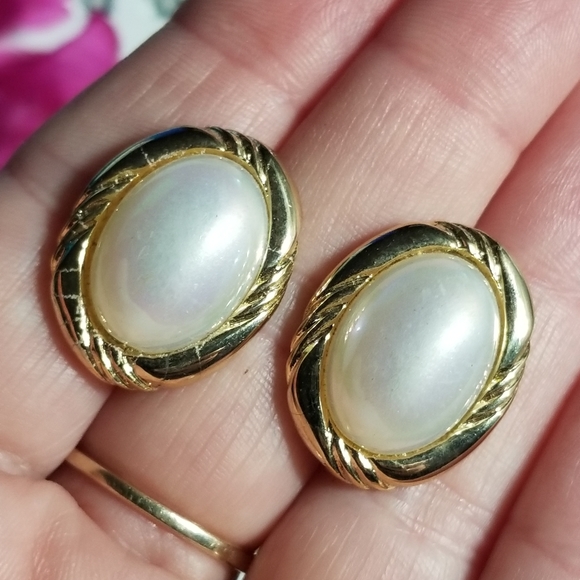 Relisted -Vintage pearly earrings on original card gold tone pierced iridescent - Picture 3 of 12